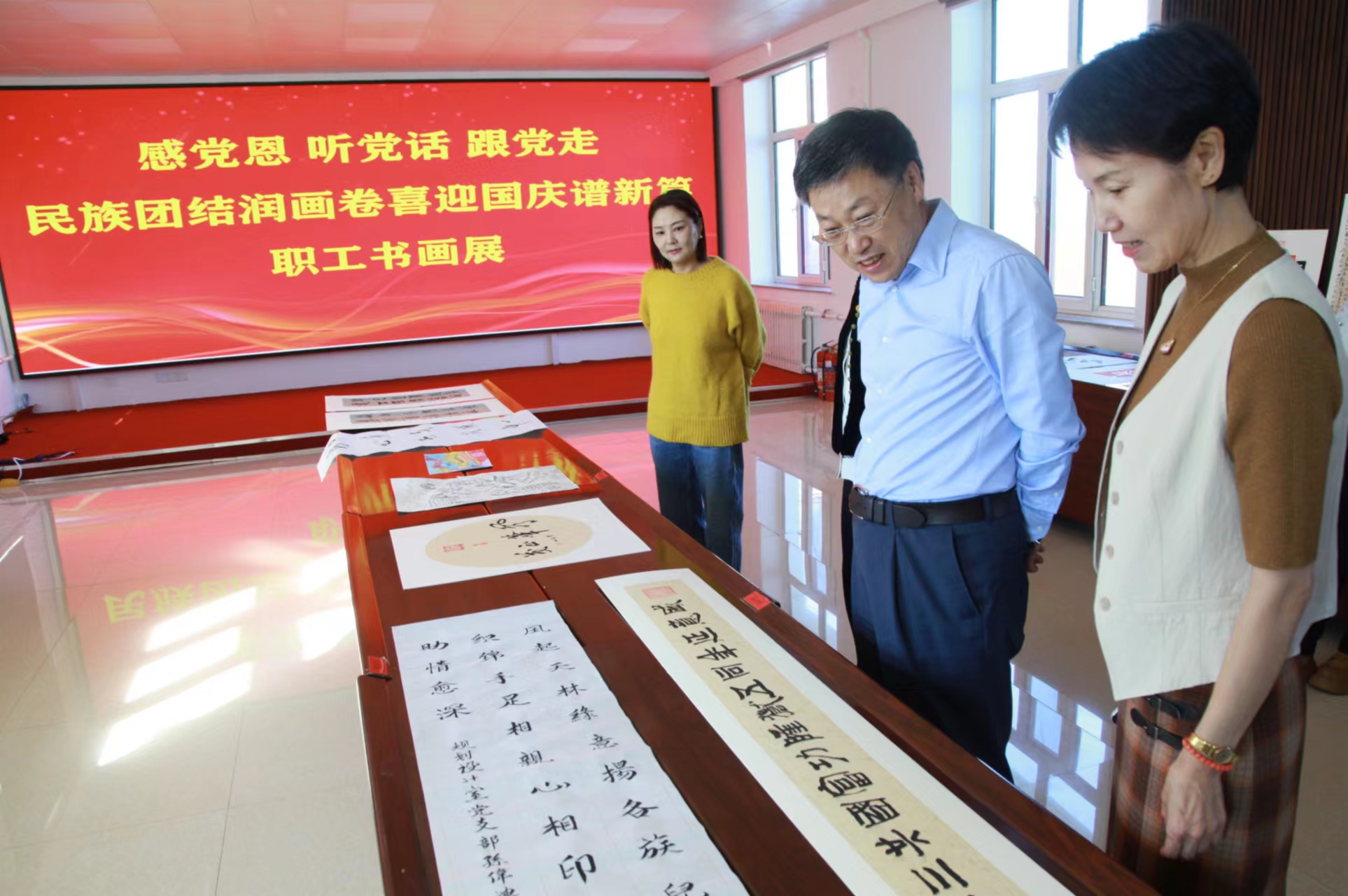 風(fēng)天林草公司黨委舉辦職工書畫展 以筆墨丹青繪民族團(tuán)結(jié)喜迎國慶